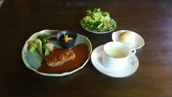 ジビエ料理とコーヒーが自慢のドッグカフェ